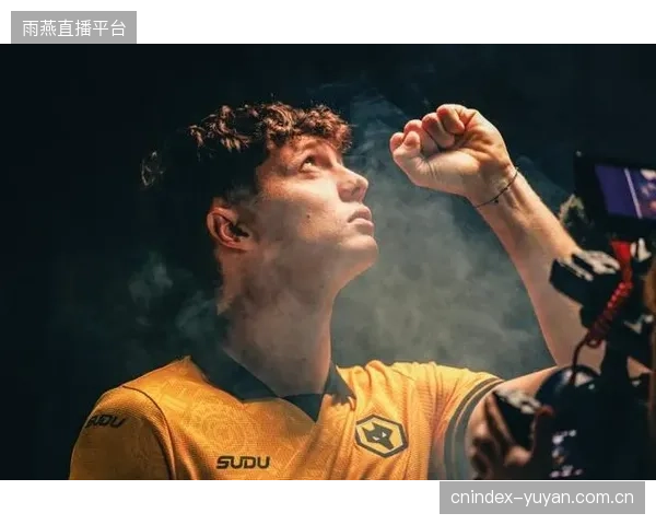 后防核心克雷伊奇的侵略性能否转化为有效防守，其出牌频率是防线最大隐患。